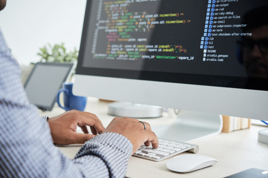 Foto di mani al pc per far conoscere l'intervista al software engineer Salvatore Amideo