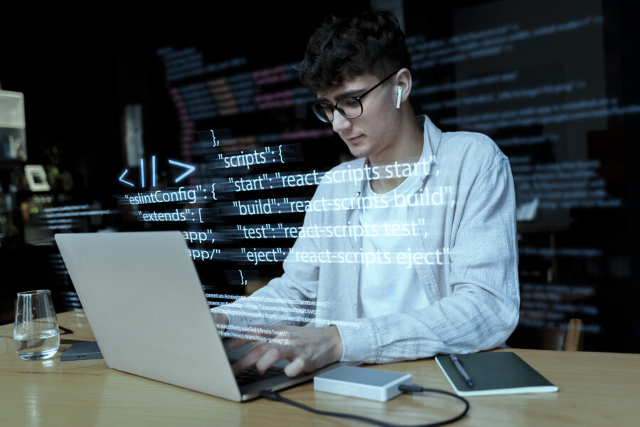 Sviluppatore Back-end al lavoro su codice Python e architetture cloud in un ufficio tech moderno.